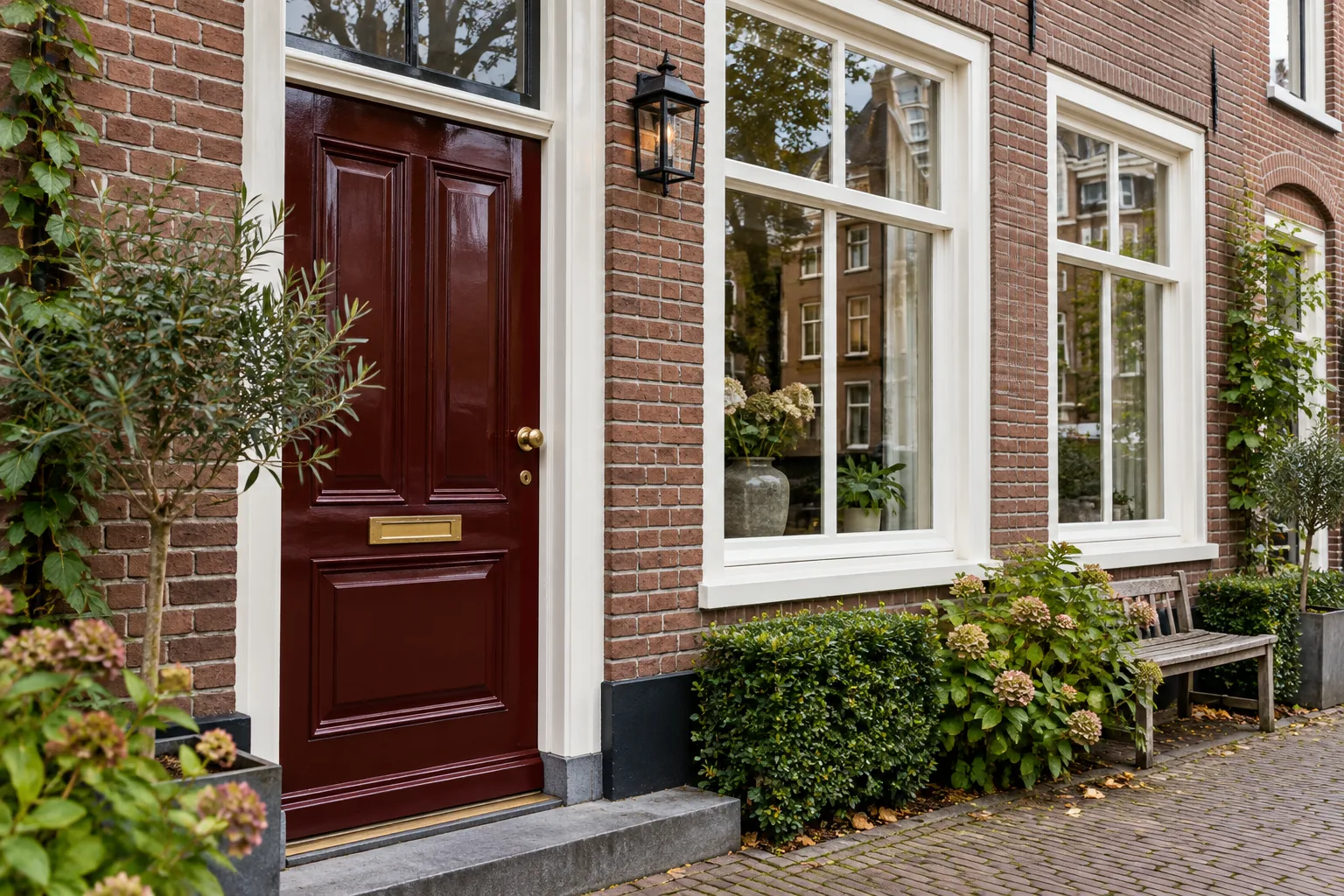 Voorbeeld van geschilderde voordeur en kozijnen aan een bakstenen woning